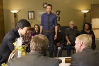 Community – Die Schulbehörde stellt die sieben Freunde wegen dem Aufstand zur Rede. Jeff (Joel Mchale, M.) kennt den wahren Schuldigen: Chang (v.l.n.r.: Ken Jeong, Alison Brie, Donald Glover, Chevy Chase, Yvette Nicole Brown) ...