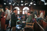 9JKL – Josh (Mark Feuerstein, Mitte l.); Walter Michaelson (Michael Showalter, Mitte r.)