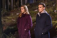 Nancy Drew – Nancy Drew (Kennedy McMann, l.); Ryan Hudson (Riley Smith, r.)