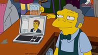 Die Simpsons – Warten gespannt darauf, wie das wichtige Schachspiel zwischen Homer und seinem Vater enden wird: Moe (r.) und Schachmeister Magnus (l.) ...