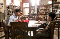 Young Sheldon – Sheldon (Ian Armitage, r.) entschließt sich dazu, Jiu-Jitsu zu lernen und hofft auf die Unterstützung von Tam (Ryan Phuong, l.), doch dieser scheint ihm keine große Hilfe beim Thema Selbstverteidigung zu sein ...