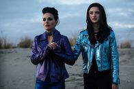 Vox Lux – Celeste (Natalie Portman, l.); Albertine (Raffey Cassidy, r.)