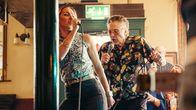 The Outlaws – Während alle anderen mit der Suche nach ihrem Freund beschäftigt sind, bleibt Frank (Christopher Walken) zurück. Eines führt zum anderen und schon findet sich Frank beim Karaoke in einer Bar wieder.