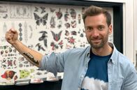 Ausgerechnet – Liebe, die unter die Haut geht: Jeder fünfte Deutsche hat heutzutage ein oder mehrere Tattoos. Einer der häufigsten Gründe für ein Tattoo ist dabei das Unterstreichen der eigenen Persönlichkeit. Bei Daniel Aßmann heißt das: Heimatliebe.