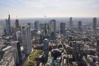Terra X: Superbauten – Überall auf der Welt arbeiten Metropolen eifrig an einer unverwechselbaren Skyline. Nicht nur New York, Sydney und London lassen sich an ihrer Silhouette sofort identifizieren, auch Frankfurt trägt dank seiner Westend-Wolkenkratzer den Beinamen Mainhatten . Honorarfrei - nur für diese Sendung bei Nennung ZDF und Katharina Rau