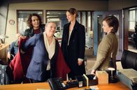 Tatort – Niki Odenthal (Ursula Werner, 2.v.l.) hat einen Überraschungsbesuch im Präsidium gemacht, durchaus zum Vergnügen von Frau Keller (Annalena Schmidt) und Peter Becker (Peter Espeloer). Lena (Ulrike Folkerts, l.) ist weniger amüsiert, sie und Johanna (Lisa Bitter, 2.v.r.) müssen sich auf ihren Fall konzentrieren, da ist es besser, wenn die Tante ihrem touristischen Programm nachgeht …
