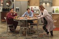 Two and a Half Men – Während Alan (Jon Cryer, l.) in Erwägung zieht, wieder mit Judith zusammenzukommen, was Walden (Ashton Kutcher, M.) gar nicht gefällt, hat Jenny (Amber Tamblyn, r.) Liebeskummer wegen Brooke ...