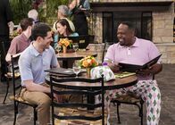 The Neighborhood – Dave Johnson (Max Greenfield, l.); Calvin Butler (Cedric the Entertainer, r.)