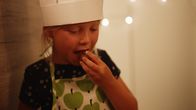 Vilda – Vilda (Sofia Sittnikow) stibitzt Teig und isst ihn, obwohl ihr Papa gesagt hat, dass das nicht gut ist für den Magen. Aber Vilda macht immer weiter.