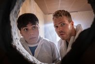 neoriginal: Like a Loser – Ernst Hakke (Diyar Ilhan, l.) und Julian Beil (Ben Münchow, r.) blicken durch ein Loch in der Wand: Eine unerwartete Entdeckung sorgt für Verwunderung während der chaotischen Wohnungsrenovierung.