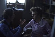 Hannibal – Dank einiger chemischer Mittel und viel Überzeugungskraft kann Hannibal (Mads Mikkelsen, l.) den Sadisten Mason (Michael Pitt, r.) dazu bringen, seinen Egomanismus auf die Spitze zu treiben ...