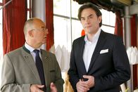 Die Rosenheim-Cops – Hat Dr. Kurt Weller (Giulio Ricciarelli, r.) seinen Kollegen erschlagen, um auf den Chefarztposten zu rücken? Für Polizeichef Achtziger (Alexander Duda, l.) ein starkes Tatmotiv. Honorarfrei - nur für diese Sendung bei Nennung ZDF und Christian A. Rieger