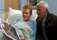 In aller Freundschaft – Während ihres Aufenthaltes in der Klinik lernt Heidrun (Renate Schroeter) Otto Stein (Rolf Becker) kennen, der in dieser schwierigen Situation ihr Vertrauter wird.