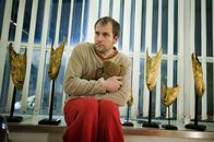 Der letzte Bulle – Wer hat die junge Lehrerin umgebracht? War es der kontaktscheue, einsame Arne Pohl (Thomas Limpinsel), der Julia ständig anrief und ihr heimlich auf die Kuschelparty folgte, weil er in sie verliebt war?