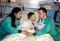 In aller Freundschaft – Dr. Barrach (Axel Wandtke) hat sich verliebt. Zusammen mit Sonja (Ina Bleiweiß) und ihrem Sohn Tim (Tim Hahn) geht Barrach nach Dresden.