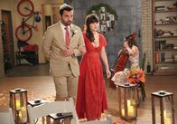 New Girl – Nick (Jake Johnson, l.) und Jess (Zooey Deschanel, r.) entschließen sich dazu, zusammen zur Hochzeit ihrer Freunde zu gehen, um nicht alleine dazustehen, doch dann taucht plötzlich Reagan auf ...