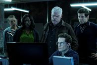 The Capture – The Capture Staffel 1 Folge 7 Manipulieren die Realität: Kayla Meikle als Jeanie, Savannah Acquah als Jamila Mahdi, Ron Perlman als Frank Napier, Frederick Szkoda als Ryan, Ian Burfield als CIA-Mitarbeiter