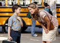 Young Sheldon – Die gläubige Amy (Zoe Perry, r.) versucht, die Eigenheiten ihres hochintelligenten Sohns Sheldon (Iain Armitage, l.) vor den anderen Menschen zu verteidigen. Doch in der High School ist er schließlich ganz auf sich alleine gestellt und sorgt gleich für Probleme ...
