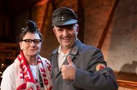 Comedy Scheune – Trockener Humor und lustige Geschichten aus dem Alltag: Die schwäbischen Comedy Duos Hillu's Herzdropfa (Hillu Stoll und Franz Auber) und Elsbeth und Alois Gscheidle (Birgit Pfeiffer und Marcus Neuweiler, Foto) laden zu einem lustigen Abend. In der ersten Folge der neuen SWR Comedy-Reihe überlegen Hillu's Herzdropfa, ob die dritten Zähne wirklich in den gelben Sack gehören. Die Gscheidles machen derweil ihren Rotkreuzdienst im Fußballstadion und verraten, wie sie Kirchensteuer sparen.