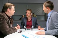 Die Rosenheim-Cops – Hat Peter Herbst (Gabriel Raab, m.) seine Stiefschwester ermordet, um an das Erbe zu kommen? Für die Cops (Michael A. Grimm, l.; Igor Jeftic, r.) ein klares Tatmotiv.