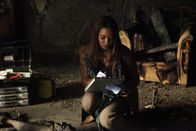 Castle – Bei ihren Ermittlungen findet Lanie (Tamala Jones) heraus, dass der Tote nicht lebend verbrannt, sondern vorher mit einem Kopfschuss getötet wurde ...