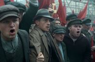 Babylon Berlin – Gereon Rath (Volker Bruch) mischt sich unter die Demonstranten am 1. Mai.