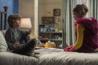 Wunder – Auggie (Jacob Tremblay, l.); Via (Izabela Vidovic, r.)