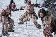 Conan – Eines Tages greifen die Männer des Warlords Khalar Zym Conans (Leo Howard, r.) Dorf an und machen es dem Erdboden gleich. Der Junge sinnt auf Rache, doch Jahre vergehen, bis er eine Chance erhält ...