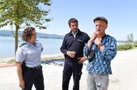 WaPo Bodensee – ARD WAPO BODENSEE, FOLGE 73, "Der Schuss" Uhr im ERSTEN. Julia Demmler (Wendy Güntensperger, l.) und Jakob Frings (Max König, M.) haben Luca Smolka (Elias Krischke, r.), den Mitbewohner des toten Junkies, auf einem Campingplatz gefunden und nehmen seine Aussage auf.
