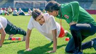SOKO Linz – Der ehemalige Fußball-Star Toni Radax (Wolfgang Pissecker, r.) trainiert mittlerweile den Fußballverein FC Apolonia Linz. Beim Training greift er oft zu harten Maßnahmen, um den Ehrgeiz der Spielerinnen herauszufordern. Hier mit Vesna Markanovic (Law Wallner)