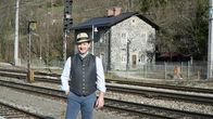 Hoagascht – Patrick Eisl steht vor dem Wächterhaus 132 während ServusTV’s „Hoagascht – Im Zug der Zeit“ am Bahnhof Payerbach-Reichenau, Österreich am 3. April 2025.