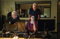 Tatort – Die Kinderpsychologin Jenschura (Anne Werner) bespricht sich mit den Kriminalhauptkommissaren Franz Leitmayr (Udo Wachtveitl, li.) und Ivo Batic (Miroslav Nemec, re.). Sie vermutet, dass es um Kindesmissbrauch geht.