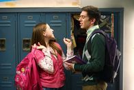 The Middle – Sue (Eden Sher, l.); Brad (Brock Ciarlelli, r.)