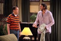 Two and a Half Men – Alan (Jon Cryer, l.) hat Charlies Haus geerbt, kann es sich aber nicht leisten. Mitten in der Suche nach einem Käufer trifft er auf den IT-Milliardär Walden Schmidt (Ashton Kutcher, r.), der sich gerade im Ozean ertränken wollte ...