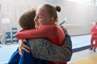 Olga – Endlich sieht Olga (Anastasia Budiashkina, re.) ihre beste Freundin Sasha (Sabrina Rubtsova, li.) bei der Europameisterschaft wieder.