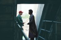 Unbreakable - Unzerbrechlich – David Dunn (Bruce Willis, li.) hat als einziger ein verheerendes Zugunglück überlebt und weiß nicht, warum. Doch dann tritt der mysteriöse Elija Price (Samuel L. Jackson) in sein Leben. Er behauptet, David sei "unzerbrechlich"...