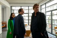Der Alte – Lassen sich Caspar Bergmann (Thomas Heinze, r.) und Annabell Lorenz (Stephanie Stumph, l.) von Rufus Schneiders (Moritz Treuenfels, M.) eleganter Fassade täuschen?
