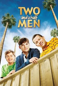 Two and a Half Men – (11. Staffel) - Two and a Half Men: Walden Schmidt (Ashton Kutcher, M.), Alan (Jon Cryer, r.) und Jake Harper (August T. Jones, l.) ...