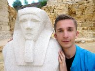 pur+ – Eric Mayer im Steinbruch mit Statue des Pharaos Amenemhet III