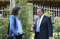 How I Met Your Mother – Während Barney mit Robins (Cobie Smulders, l.) Vater (Ray Wise, r.) Laser-Tag spielt, versucht sie, im Central Park ein Medaillon zu finden, das sie als junges Mädchen dort heimlich vergraben hatte ...