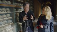 Terra X: Überleben! – Die Forscherin Antje Boetius im Gespräch mit dem Paläoarchäologen Tom Higham im Archiv des Naturhistorischen Museums Wien.