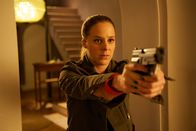 München Mord – Angelika Flierl (Bernadette Heerwagen) will nochmal der Spur Dengler nachgehen und fährt zu deren Villa. Dort hofft nicht nur sie auf die Wahrheit.
