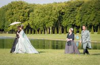 Der Preis der Versuchung – Mit einer List stellt Madame de La Pommeraye (Cécile de France, 2.v.l.) dem untreuen Marquis des Arcis (Edouard Baer, re.) Madame de Joncquières (Natalia Dontcheva, li.) und ihre hübsche junge Tochter (Alice Isaaz, 2.v.r.) vor.