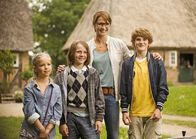 Fünf Freunde – Da Fanny (Anja Kling, 2.v.r.) den Freunden George, Julian (Quirin Oettl, r.), Dick (Justus Schlingensiepen, 2.v.l.) und Anne (Neele Marie Nickel, l.) nicht glaubt, machen sich die Kinder selbst daran, die geplante Entführung von Quentin zu stoppen ...