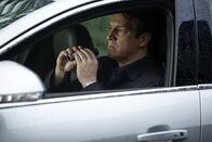 Castle – Kann nicht glauben, was er bei der Überwachung seiner alten Schulfreundin Eva sieht: Castle (Nathan Fillion) ...