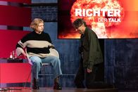 Browser Ballett – Schauspieler Jürgen Hahn (Wolfgang Bahro) hält in seinem durch seine Rolle in einem Kriegsdrama ausgelösten Wahn die Klimaaktivistin Clara Neumann (Luise von Stein) für seinen im Film verstorbenen Kameraden Hans und bittet sie unter Tränen um Vergebung. Neumann, die sich aus Protest an ihrem Stuhl im Fernsehstudio festgeklebt hat, ist irritiert.