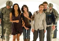 Cloverfield – Als das Militär die Freunde Rob (Michael Stahl-David, 3.v.r.), Lily (Jessica Lucas, 2.v.l.), Marlena (Lizzy Caplan, 3.v.l.) und Hud (T.J. Miller, 2.v.r.) aufgreift, scheint die Rettung nah. Doch die Freude darüber währt nur kurz ...