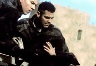 Three Kings – Die drei US-Soldaten Archie (George Clooney, r.), Troy (Mark Wahlberg, l.) und Chief Elgin hatten eine eher ruhige Zeit während des Golfkriegs. Am Ende des Krieges finden sie eine Landkarte, die ihnen den Weg zu einem Goldschatz im Wert von über 40 Millionen Dollar zeigt ...