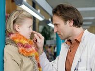 In aller Freundschaft – Martin (Bernhard Bettermann) bittet seine Tochter Marie (Henriette Zimmeck) dem neuen Freund ihrer Mutter eine Chance zu geben.