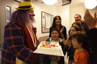 Modern Family – (v.li.) Cameron alias Clown Fizbo (Eric Stonestreet) und die restliche Familie (Rico Rodriguez, Sofia Vergara, Ariel Winter, Sarah Hyland, Ed O'Neill) verlegen Lukes (Nolan Gould) Geburtstagsfeier kurzerhand ins Krankenhaus.